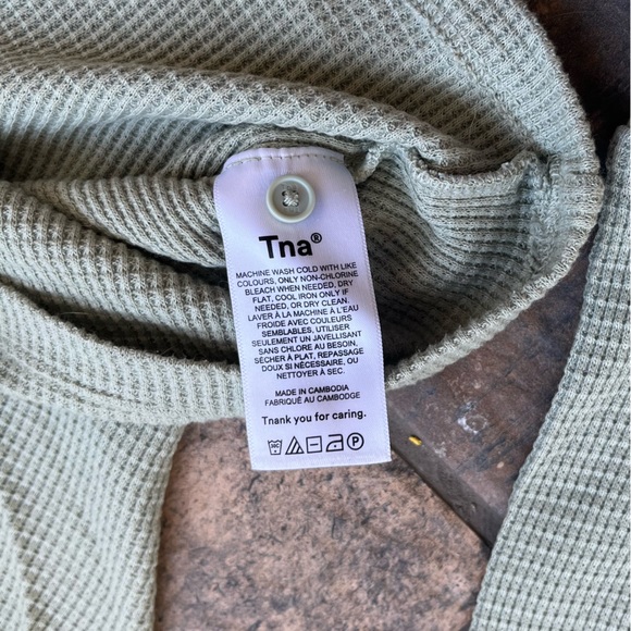 Aritiza TNA thermal henley in sage green waffle button up v neck long sleeve XS - Picture 7 of 10